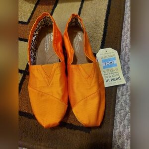 A pair of toms Women says 9.